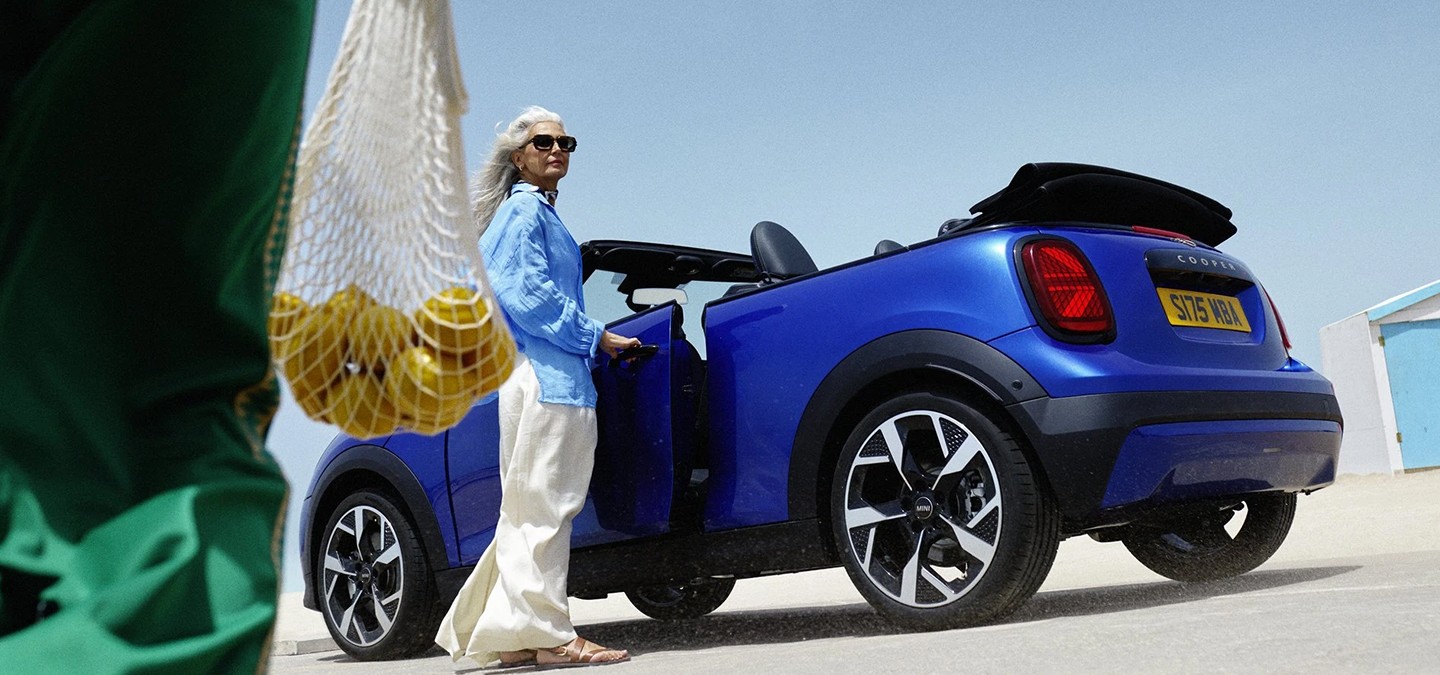 Seitenansicht MINI Cooper Cabrio in Blazing Blue.